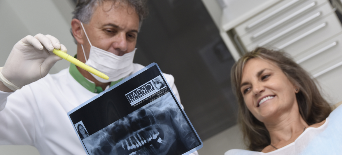 Avaliação tomográfica mostrando necessidade de enxerto ósseo para implante dentário Avaliação tomográfica mostrando necessidade de enxerto ósseo para implante dentário