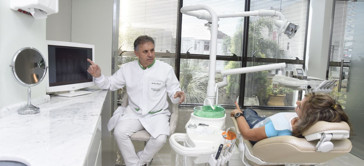 Dr. Paulo Pasquali respondendo dúvidas sobre implante dentário com enxerto no HEO