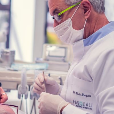 Dr Paulo Pasquali PhD realizando atendimento odontológico em consultório moderno do Hospital do Enxerto Ósseo
