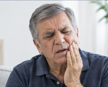 Paciente com desconforto causado pela dentadura que machuca a gengiva