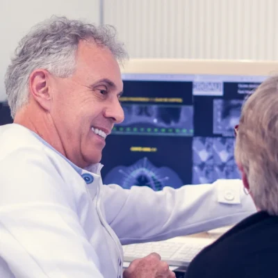 Paciente em consulta para saber se pode colocar implante dentário após extrair dente