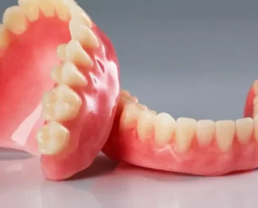 prótese dentária solta buscando entender por que acontece e como resolver